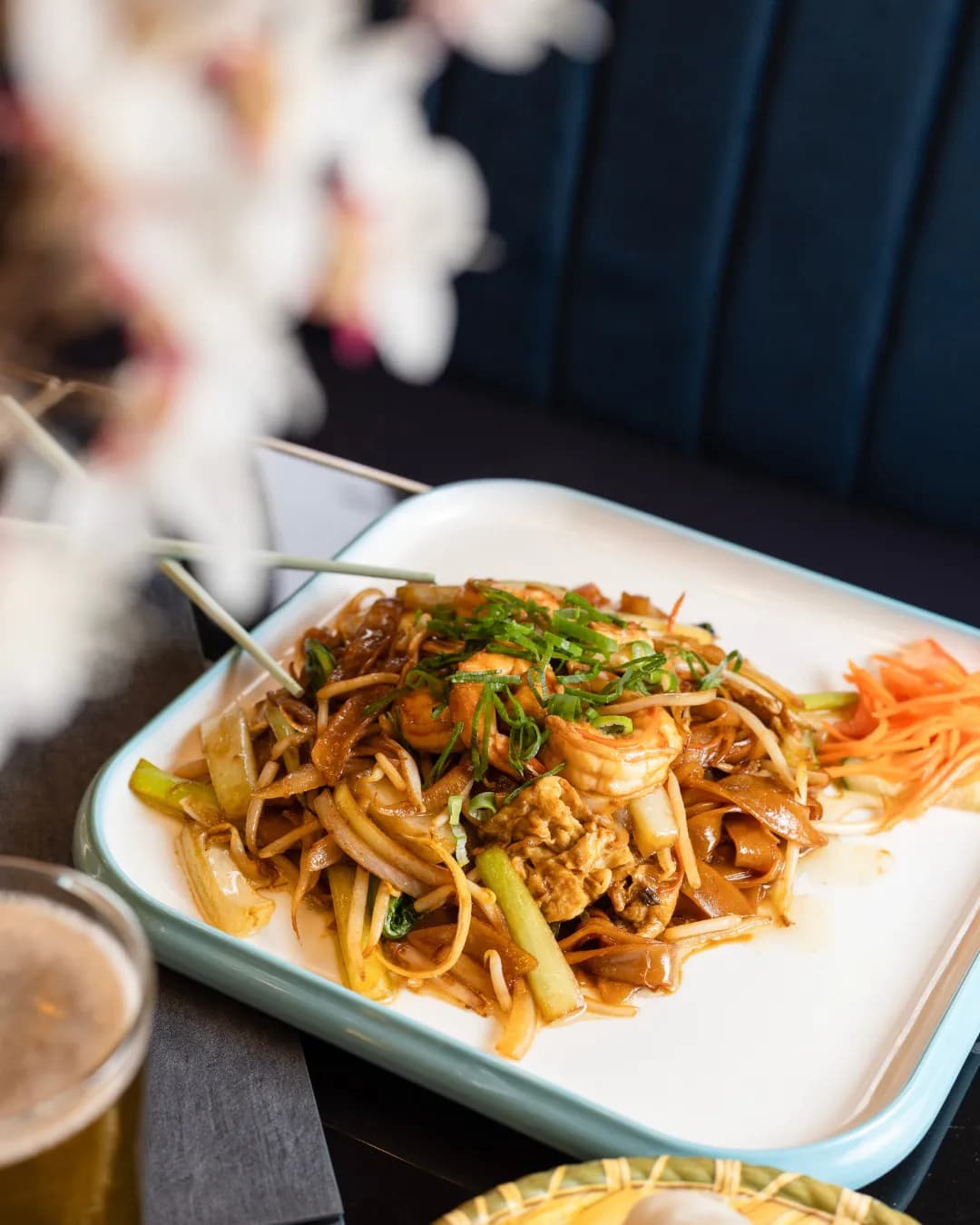 Phở spéciale dressée, herbes fraîches et boulettes