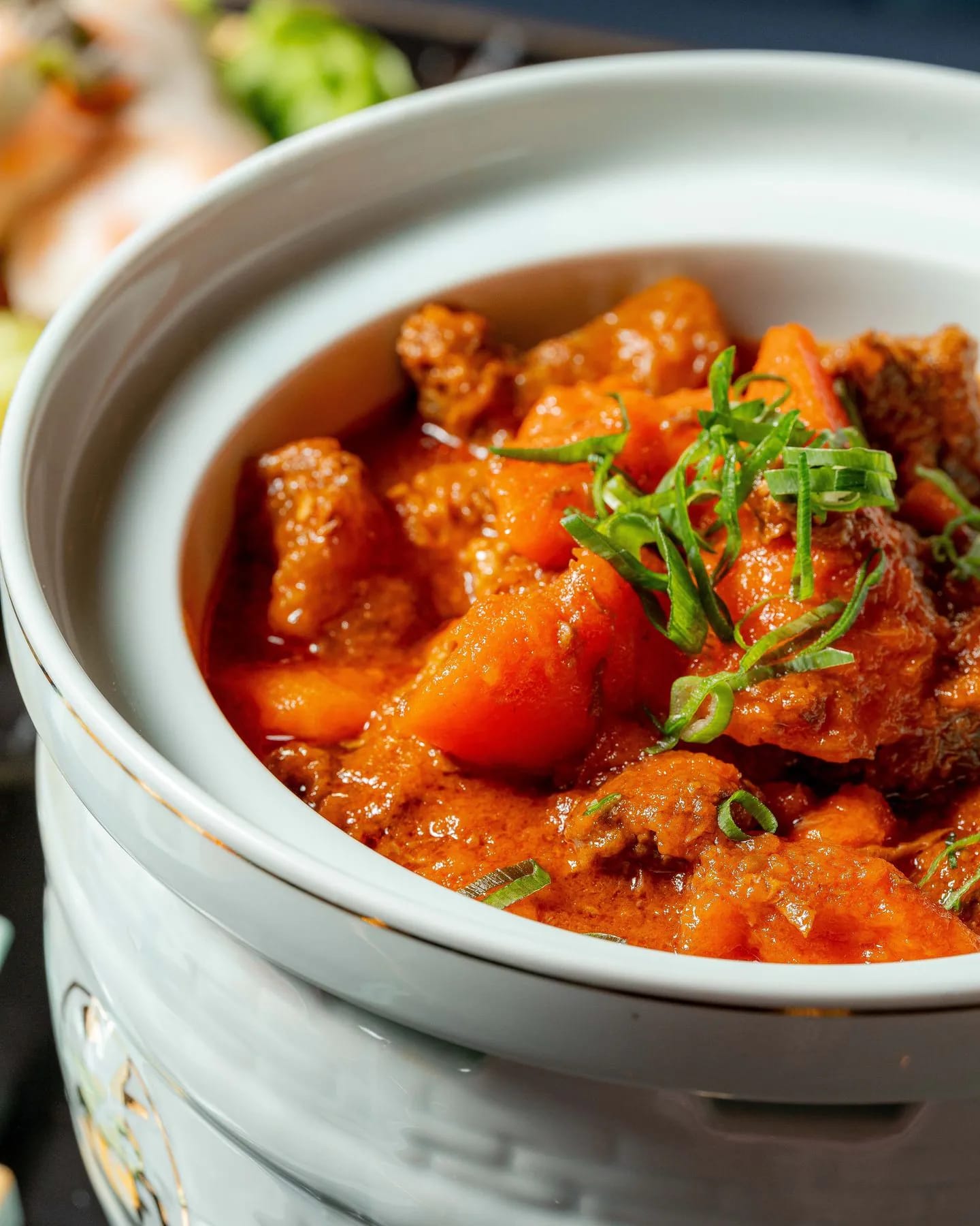 Marmite de poitrine de bœuf dressée en céramique sur marbre noir