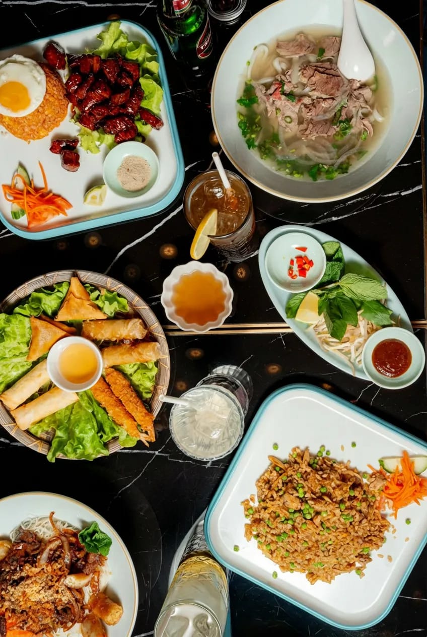 Table dressée avec nems, pho et accompagnements